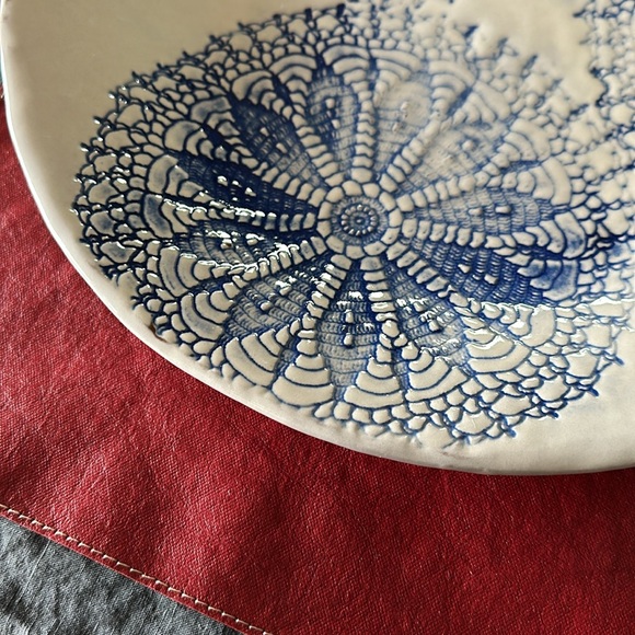 Mikasa “Daniela” Ceramic Round Serving Plate Blue and White Lace Embossed 13” - Picture 2 of 5